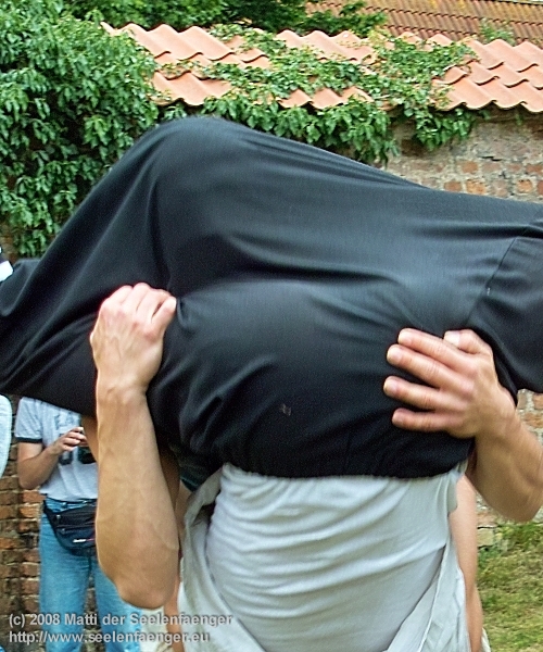 046
